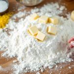 Farina disposta a fontana con scorza di limone e cubetti di burro