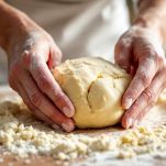 Farina e composto di uova e zucchero impastati a mano