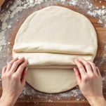 Sfoglia ripiegata a libro sul piano di lavoro