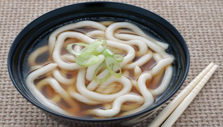 Piatto di udon noodles con bacchette