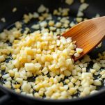 Rosolate la cipolla tritata con olio