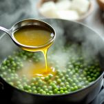 Versate il brodo e coprite