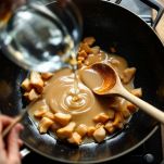 Acqua calda mescolata nel wok fino a ottenere cremina