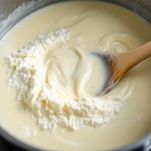 Salsa cremosa mescolata con frusta