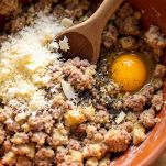 Ciotola con carne pane e uovo