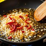 Scalogno e peperoncino tritati rosolati in olio extravergine