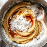 Purea di lenticchie mescolata con farina, uovo e salsa di soia
