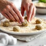 Piccole polpettine rotonde passate nel pangrattato