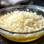 Ciotola con cipolle tritate in cottura