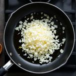 Cipolla che appassisce in padella