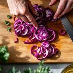 Foglie di radicchio rosso su tagliere