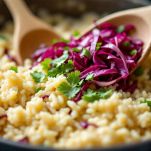 Risotto mescolato con mestolo