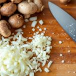Cipolla tritata e funghi puliti e affettati