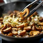 Padella con funghi dorati