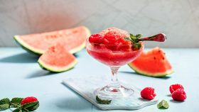 sorbetto all'anguria con fragole e menta su sfondo blu