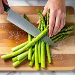 Asparagi puliti su tagliere prima della cottura.