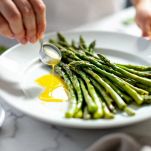 Asparagi scolati con burro fuso.