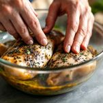 Petto di pollo immerso nella marinatura