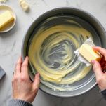 Stampo per torta imburrato