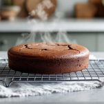 Torta al cioccolato su piatto da portata