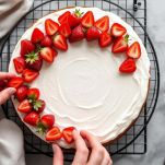 Torta decorata con fragole macerate