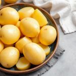 Patate sbucciate in ciotola