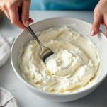Ricotta lavorata con forchetta fino a consistenza liscia