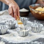 Stampini imburrati e infarinati pronti per essere riempiti con l’impasto