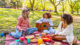 tre ragazze fanno picnic