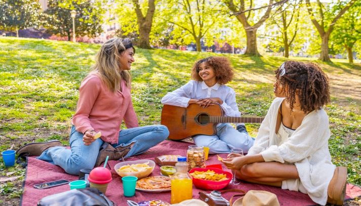 tre ragazze fanno picnic