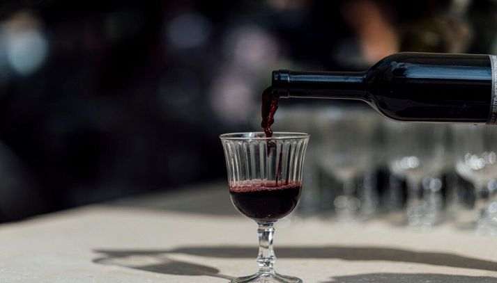versare vino rosso nel bicchiere