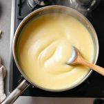 Pentolino con crema che cuoce e viene mescolata