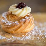 Dolci farciti con crema e amarene sciroppate