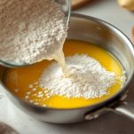 Farina incorporata al composto caldo con mescolamento energico