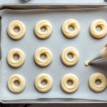 Impasto trasferito in sac à poche e formato a ciambelle doppie su teglia