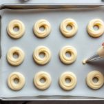 Teglia con anelli di impasto pronti per la cottura