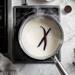 Latte e panna scaldati con semi di vaniglia e baccello