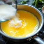 Ciotola con crema di tuorli e zucchero mescolati