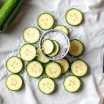 Tagliere con zucchine tagliate e leggermente salate