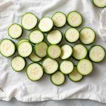 Panno da cucina con rondelle di zucchine ben distese