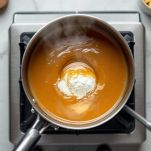 Salsa all’arancia densa e lucida.