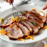 Anatra affettata pronta per essere servita.