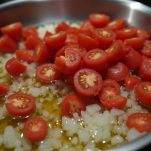 Salsa di pomodoro in cottura nel tegame.