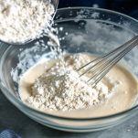 Pastella fluida preparata in ciotola.