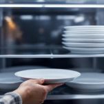 Piatti freddi pronti per il dessert.