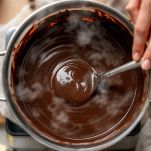 Salsa al cioccolato fusa a bagnomaria.