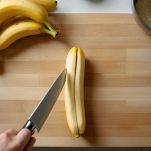 Banane tagliate a metà nel senso della lunghezza.