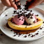 Gelato su banane con mandorle e cioccolato.