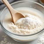 Lievito di birra sciolto in ciotola.