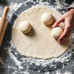 Dischi di impasto pronti per farcitura.